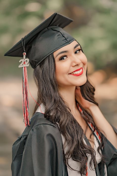 Cap And Gown Senior Pictures, Cap And Gown Photos, Senior Photoshoot Poses, Cap And Gown Pictures, College Graduation Pictures Poses, College Graduation Photoshoot, Grad Photography, Senior Portraits Girl, College Graduation Photos