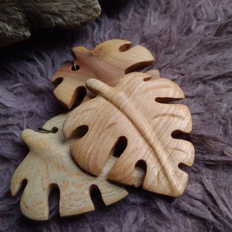 Wooden Phone Holder, Wood Jewelry Diy, Wooden Jewelery, Wooden Leaf, Dremel Crafts, Hand Carved Jewelry, Carved Jewelry, Wood Jewelery, Dremel Projects