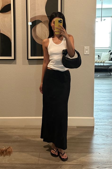 Summer Fashionable Outfits, Summer Pieces Outfits, Black Maxi Ruffle Skirt Outfit, Summer Outfits Lookbook, Linen Skirt Aesthetic, Silk Black Maxi Skirt Outfit, Clean Spring Outfits, Fits Inspo Trendy, Black Havaianas Outfit