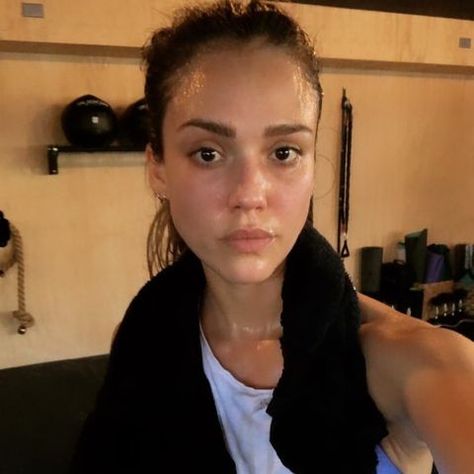 Jessica Alba Selfie, Jessica Alba Workout, 30 Min Cardio, Celebrities Without Makeup, 30 Minute Hiit, Hiit Workouts Treadmill, Hiit Treadmill, Hiit Benefits, Jamie Eason