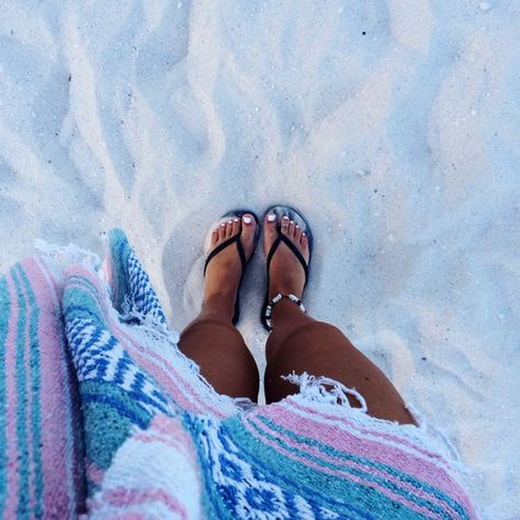 white sand ♥ Bohol, Flip Flops Aesthetic, Surfergirl Style, Foto Tips, Skateboarder, Summer Inspiration, Summer Vibe, On Beach, Summer Feeling