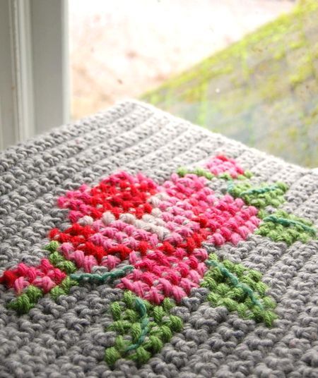 CROCHET CON PUNTO CRUZ Cross Stitch On Crochet Blanket, Cross Stitch Over Crochet, Cross Stitch On Crochet, Crochet Footstool, Cross Stitch Crochet, Pretty Cross, Crochet Cross Stitch, Afghan Stitch, Crochet Beautiful