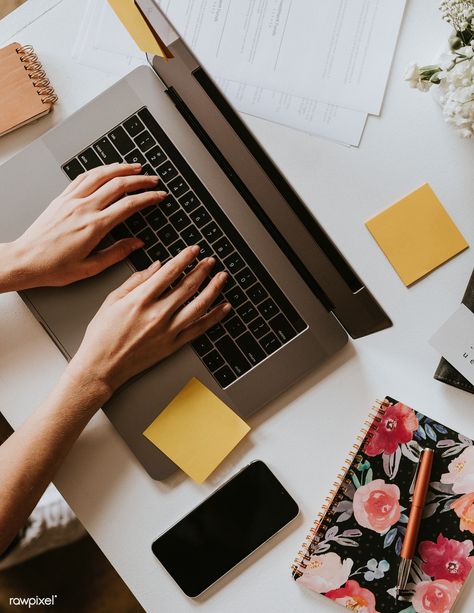 Working Aesthetic Laptop, Work At Home Aesthetic, Working On Laptop Photography, Work Flatlay, Work From Home Pictures, Working In Laptop, Work From Home Images, Work On Laptop, Working Photography