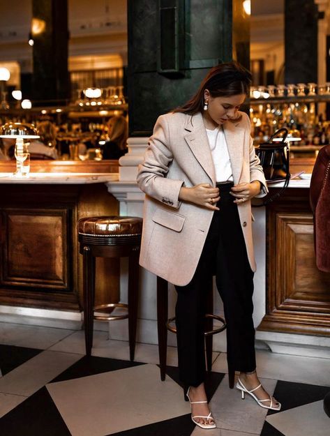 & Other Stories Wool Blazer: Hannah Crosskey wears the blazer with cropped black trousers, white strap sandals and elegant jewellery. Casual Chique Stijl, Blazer Street Style, Chique Outfits, Look Formal, Beige Blazer, Look Blazer, Blazer Outfit, Estilo Chic, Modieuze Outfits