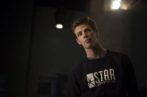 #TheFlash 1x02 "Fastest Man Alive" - Barry Barry Allen Flash, Berry Allen, Flash Barry Allen, Star Labs, The Flash Grant Gustin, Flash Tv Series, Flash Wallpaper, Navy Sweatshirt, Flash Arrow