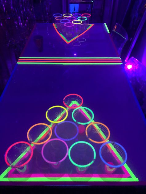 Neon Pool Parties, 18th Party Ideas, Glow Theme Party, Fest Temaer, 14th Birthday Party Ideas, Sweet Sixteen Birthday Party Ideas, 18th Birthday Party Themes, Neon Birthday Party, Glow In Dark Party