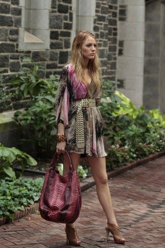 Still of Blake Lively in Gossip Girl Serena Van Der Woodsen Outfit, Blake Lively Outfits, Serena Van Der Woodsen Style, Blake Lively Gossip Girl, Mode Gossip Girl, Gossip Girl Serena, Estilo Gossip Girl, Blake Lively Style, Nate Archibald