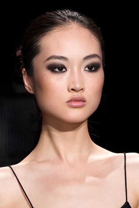 Diffused Smoky Eye Asian Smokey Eye, Jing Wen, Black Smokey Eye Makeup, Fall Makeup Trend, Monolid Makeup, Bold Makeup Looks, Black Smokey Eye, Runway Makeup, Black Makeup