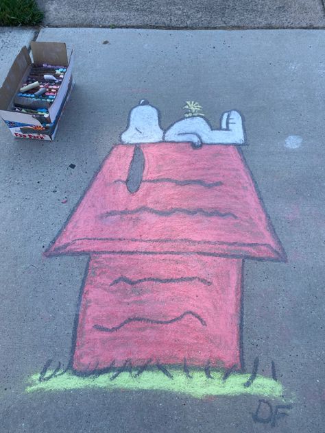 Chalk Art 3d Easy, Mickey Chalk Art, Easy Drawings With Chalk, Chalk Bored Designs Easy, Chalk Drawing Inspiration, Side Wall Chalk Ideas, Chalk Cartoon Drawings, Impressive Chalk Art, Snoopy Chalk Art