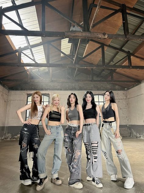 ITZY “CAKE” Performance Video 🍰 Coming Soon 🍰 2023.08.01 TUE 0AM (KST) | 07.31 MON 11AM (EDT) #ITZY #MIDZY @ITZYofficial #ITZY_KILLMYDOUBT #ITZY_CAKE Kang Ho Song, Pop Photos, Couple Outfits, Stage Outfits, Cultura Pop, Kpop Outfits, Kpop Girl Groups, Concert Outfit, Korean Girl