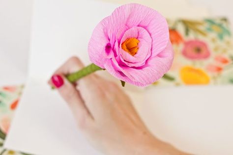 DIY Paper Flower Pencils Tissue Paper Flowers, Diy Cadeau Maitresse, Tissue Paper Flowers Easy, Diy Paper Flower, Fleurs Diy, Diy Cadeau, Origami Flowers, Crafting Paper, Childrens Crafts