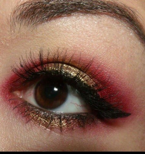 Makeup Gryffindor Eye Makeup, Gryffindor Makeup Eye, Griffindor Make Up, Griffendor Makeup, Gryffindor Makeup Looks, Harry Potter Outfit Ideas Gryffindor, Harry Potter Inspired Makeup, Harry Potter Makeup Looks Gryffindor, Yule Makeup