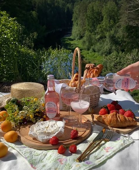 Secret Gardens, Rose Lemonade, Picnic Aesthetic, Picnic Inspiration, Picnic Birthday, Summer Friends, Food Goals, Garden Theme, Summer 24