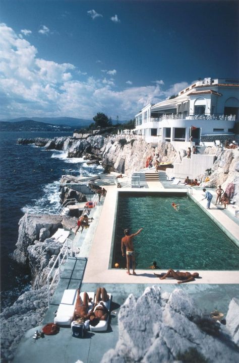 Slim Aarons Poolside: 25 Of The Most Iconic Photos Slim Aaron, Slim Aarons Photography, Slim Aarons Poolside, Eden Roc, Juan Les Pins, Best Vacation Destinations, Casa Vintage, Slim Aarons, Photography Landscape