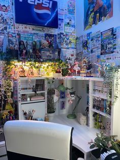 Persona 5 Bedroom, Persona 5 Room Decor, Anime Figure Setup, Bedroom Inspirations Anime, Room Inspo Gaming, Figure Room Ideas, Cozy Anime Bedroom, Anime Apartment Decor, Bedroom Inspo Anime