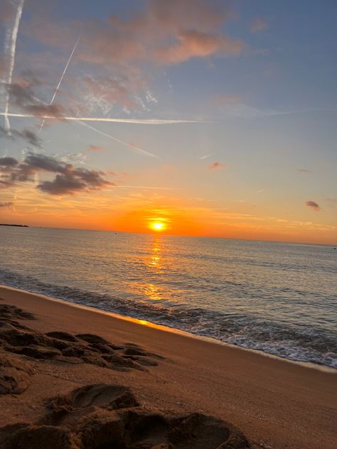 Barcelona Sunrise, Watching Sunrise, Watch Sunrise, Sunrise At The Beach, Barcelona Beach, Watch The Sunrise, Summer Vision, Beach Watch, Tiktok Account