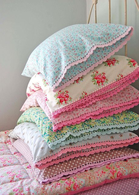 Homemade Pillow Cases, Homemade Pillows, Diy Sy, Pastel Pillows, Bantal Sofa, Deco Originale, Pretty Pillow, 자수 디자인, Crochet Borders