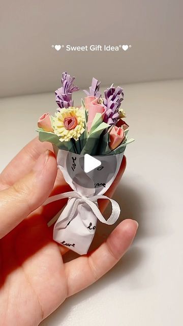 Lini Trịnh I Art | Design I Fashion on Instagram: "💐🫶🏻✨who would you give it to? #diy #paperflower #flowerbouquet #giftideas #diygiftidea #gift #cutegift #craft #cutegiftidea #creative" Paper Bouquet Diy, Personalised Gifts Diy, Diy Birthday Gifts For Friends, Birthday Gifts For Boyfriend Diy, Diy Gift Set, Easy Paper Crafts Diy, Instruções Origami, Creative Gifts For Boyfriend, Kraf Diy