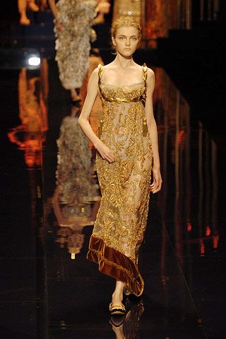 Dolce & Gabbana, regency style. Gorgeous dress: one of the most horrifying pictures of a model I've ever seen. Couture, Empire Period Fashion, Empire Waist Dress Runway, Modern Empire Dress, Empress Waist Dress, 2006 Runway Fashion, Modern Regency Fashion, Myrcella Baratheon, Josephine Bonaparte