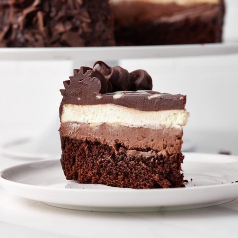 Black Tie Mousse Cake, Cheesecake White Chocolate, Triple Chocolate Mousse Cake, Chocolate Mousse Cake Recipe, Mousse Cake Recipe, Impressive Desserts, White Chocolate Mousse, Melting White Chocolate, Valentine Desserts