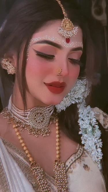 Indian Makeup Looks, Bridal Makeup Videos, Radha Beauty, Indian Eyes, Indian Bride Makeup, Bengali Bridal Makeup, Bridal Makeup Images, Flower Makeup, Bridal Eye Makeup