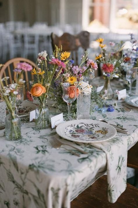 Wildflower Wedding Reception Table Settings, Vintage Decorations Party, Whimsical Dinner Party Table Settings, Cottagecore Wedding Table Setting, Vintage Decor Party, Vintage Wedding Bridal Party, Mismatched Wedding Table Decor, Party Decorations With Flowers, Tea Party Whimsical