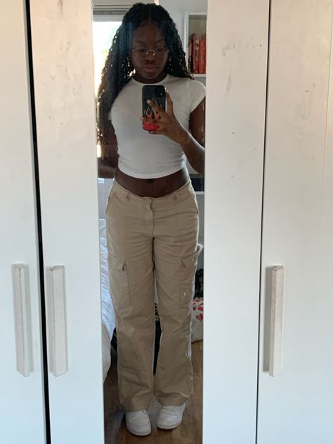 Apricot Cargo Pants Outfit, Tan Cargo Pants Outfit Spring, Beige Cargo Pants Outfit Black Women, White Shirt And Khaki Pants Outfit Women, Outfit With Cream Pants, Beige And Cream Outfits, Styling Khaki Cargo Pants Women, Khaki Cargos Outfits, Khaki And Green Outfit