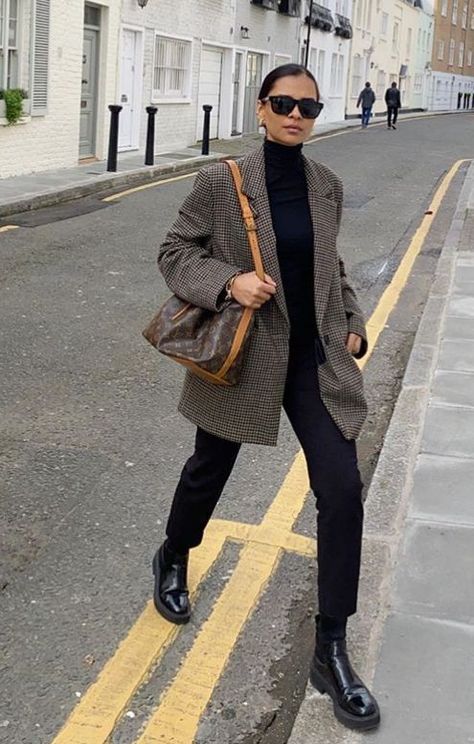 Monochromatic Outfit Work Wear, Cozy Fall Outfits Aesthetic 2023, Nyc Fall Work Outfits, Work Casual Winter Outfit, Winter Staples For Women, Casual Stylish Outfits Women, London Business Casual Women, Loose Fitting Business Casual, Dressy Causal Outfits Women