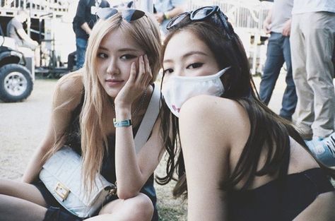 #jennie #jenniekim #jennieblackpink #rosé #blackpinkrose #coachella #coachella2019 #coachellamakeup #coachellastyle #blackpink #blackpinkcoachella Rosé Coachella, Jennie Coachella, Blackpink Coachella, Coachella 2019, Reality Shows, Chanel Official, Chanel Sunglasses, Rosé And Jennie, Jennie And Rosé