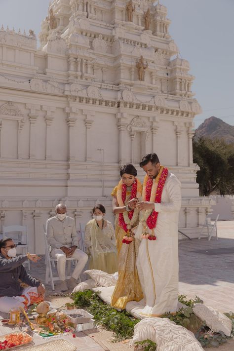 Hindu Wedding Aesthetic, South Indian Temple Wedding, Hindu Temple Wedding, Vedic Wedding, Indian Wedding Photoshoot, Hindi Aesthetic, Hindi Wedding, Indian Wedding Aesthetic, Photography Ideas Poses