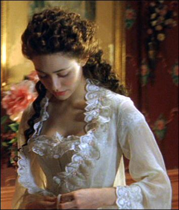 Christine Daaé (Emmy Rossum) in Phantom of the opera (2004). Christine Daae, Music Of The Night, Emmy Rossum, Costume Drama, The Opera, Fashion Night, Phantom Of The Opera, Serie Tv, More Photos