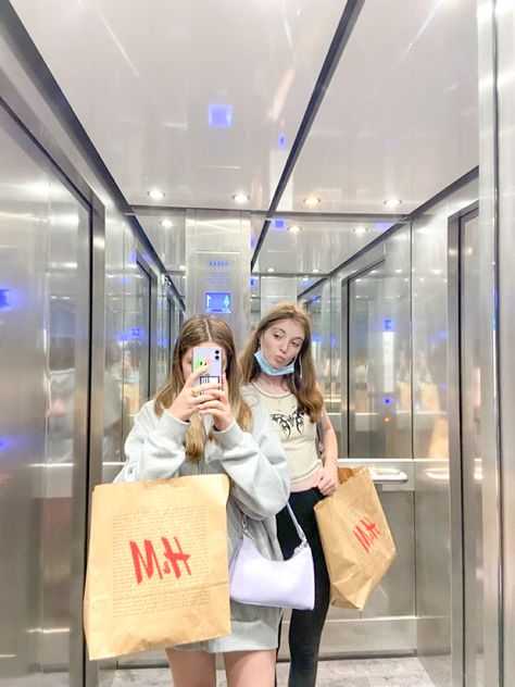Shopping Best Friend Pictures, Shopping With Bestie Aesthetic, Shopping Pics Best Friends, Hangout Friends Aesthetic, Mall Pictures Friends, Besties Shopping Aesthetic, Bestie Shopping Pics, Shopping Pics Aesthetic, Shopping Pictures Aesthetic