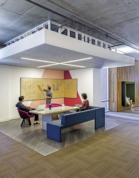 Meetings don't have to happen between walls. Coalesse Together Bench in the Cisco-Meraki San Francisco Headquarters. Office Space Design, Corporate Interiors, Collaboration Space, Open Office, Cool Office, Workplace Design, Office Workspace, Design Del Prodotto, Office Inspiration