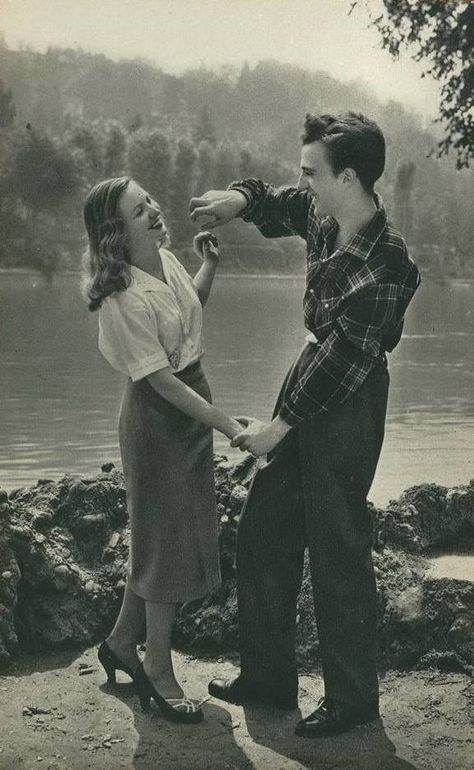 50s Couple, Couples Vintage, Vintage Couple, Old Fashioned Love, Cute Date, Cute Date Ideas, Fotografi Vintage, Vintage Couples, Old Photography