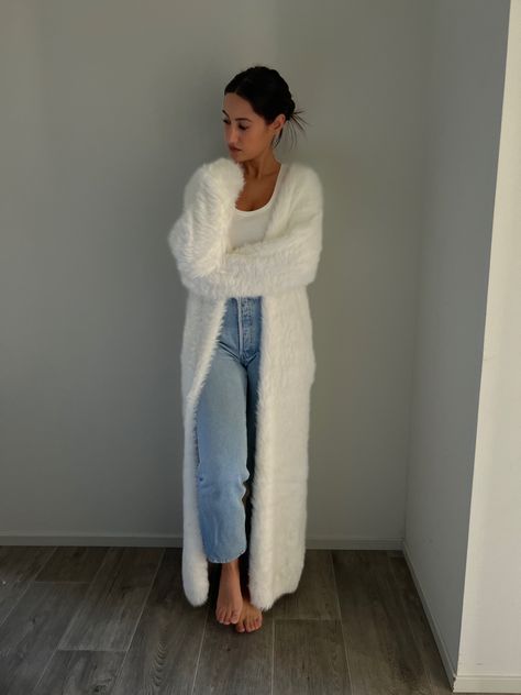 Long White Cardigan Outfit Summer, Long Wool Cardigan, White Fluffy Cardigan Outfit, Styling Long Cardigans, Long Cardigan Aesthetic, How To Style Long Cardigans, Long Cardigan Outfit Winter Casual, White Long Cardigan Outfit, How To Style A Long Cardigan