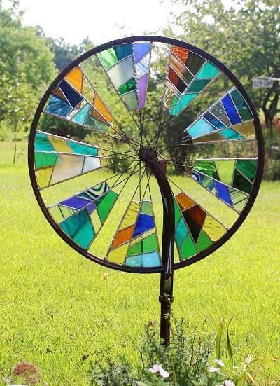 Wheel Garden, Stained Glass Garden, L'art Du Vitrail, Garden Spinners, Stained Glass Supplies, Wheel Art, Garden Art Sculptures Diy, Fence Art, Bicycle Wheel