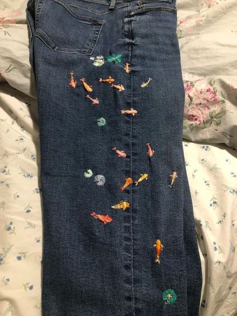 Koi Fish Embroidery, Embroidered Fish, Fish Embroidery, Diy Sy, Haine Diy, Diy Vetement, Embroidery Jeans, Kleidung Diy, Embroidery On Clothes