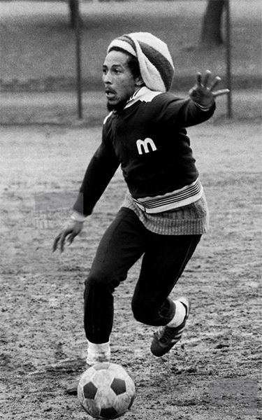 Cool pic of Bob Marley playing football in Battersea Park... Bob Marley Legend, Road Music, Battersea Park, Bob Marley Pictures, Pop Arte, Vintage Guide, Robert Nesta, Nesta Marley, Foto Langka