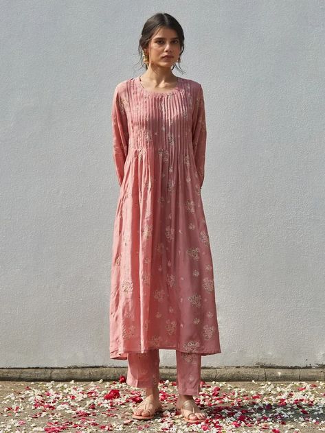 Pintucks Kurti Designs, Chudidar Designs, Simple Kurti, Kurta Style, Kurta Design, Kurti Design, Suit Design, Lehenga Saree, Gathered Sleeves