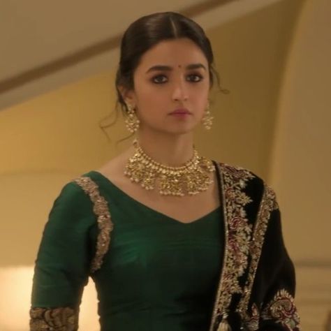 Bollywood Wedding, Alia Bhatt Kalank, Alia Bhatt Lehenga, Alia Bhatt Cute, Salwar Neck Designs, Alia Bhatt Photoshoot, Shadi Dresses, Indian Designer Suits, Dress Neck Designs