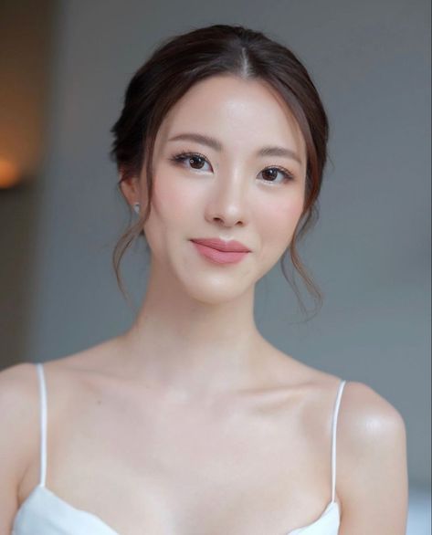 Fresh Makeup Look Wedding, Natural Makeup Elegant, Bridesmaid Makeup Korean Look, Graduation Makeup Ideas Natural Asian, Wedding Inspo Makeup, Make Up For White Outfit Classy, Asian Bride Natural Makeup, Thai Natural Makeup, Asian Bridal Look