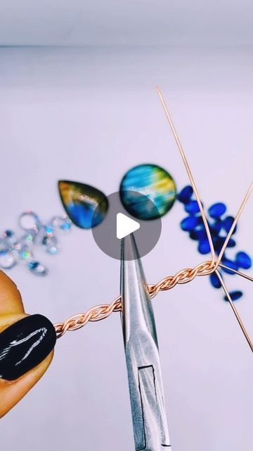 Wire Jewelry Tutorial Step By Step, Wire Art Tutorial, Wire Braiding, Wirework Jewelry Tutorials, Diy Wire Bracelet, Wire Bracelets Diy, Wire Bracelet Tutorial, Wire Rings Tutorial, Diy Jewelry Videos