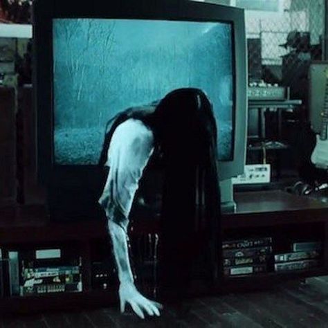 Scary Horror Movies, The Ring 2002, Terrifying Horror Movies, Ring Horror, Horror Movies Scariest, Film Horror, Arte Peculiar, Japanese Horror, Horror Movie Icons