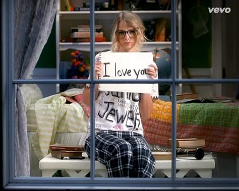 from You Belong With Me (Taylor Swift) music video - I love you Bariloche, Taylor Swift Music Videos Outfits, Taylor Swift Halloween Costume, Social Media Etiquette, Taylor Swift Costume, Taylor Swoft, Music Video Outfit, Taylor Swift Music Videos, Taylor Swift Party