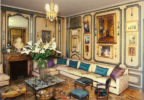 De Wolfe's private sitting room at Villa Trianon. The pillows are embroidered with her aphorisms: "Never explain, never complain" and "I believe in optimism and plenty of white paint!" Wall Effects, Elsie De Wolfe, Famous Interior Designers, Beach Bungalow, Gladioli, Interior Desig, Modern Interior Decor, Party Room, Tiny Bedroom