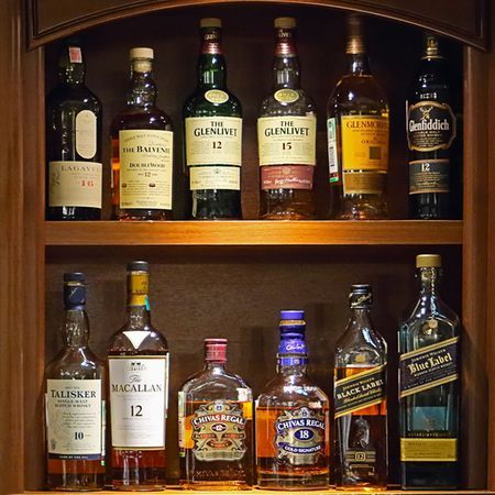 How to Store Whiskey Home Brewing Beer, Rare Whiskey, Single Malt Whiskey, Whiskey Brands, Whiskey Tasting, Bourbon Drinks, Whiskey Bar, Good Whiskey, Whiskey Drinks