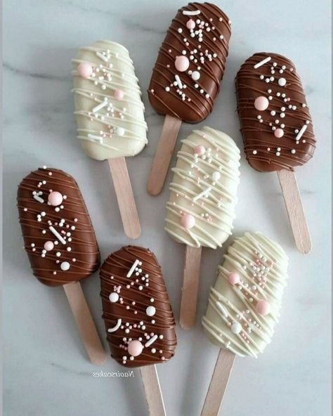 White Chocolate Cake Pops, Perfect Cake Pops, White Chocolate Ice Cream, Ice Cream Cake Pops, Popsicles Cake, Lolly Cake, Cake Pop Displays, Cake Pop Designs, Buttercream Cake Designs