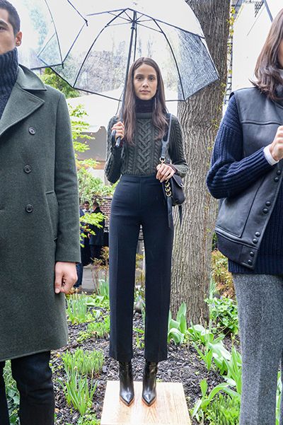 Chic Rain Outfit, Fall Rain Outfit, Cute Rain Outfits, Rain Fits, Presentation Outfit, Rain Outfits, Rain Fashion, Rain Outfit, Hilary Rhoda