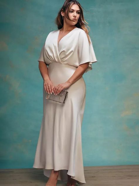 ELOQUII plus-size white rehearsal dinner dress with flowy sleeves and trumpet skirt Dress For Big Size Woman, White Dress Classy, Rehersal Dinner Dresses, Plus Size Lace Dress, Dinner Dresses, Rehearsal Dinner Outfits, Big Size Dress, Bridal Shower Outfit, Rehearsal Dinner Dresses