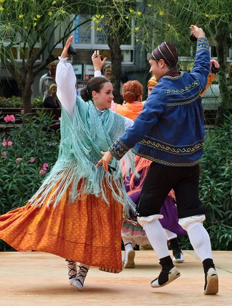 10 Traditional Spanish Dances You Should Know About Spanish Dances, Spain Dance, Traditional Spanish Clothing, Diy Eyelash Growth Serum, Roma People, Spanish People, Spanish Dance, Spanish Dancer, Dance Images